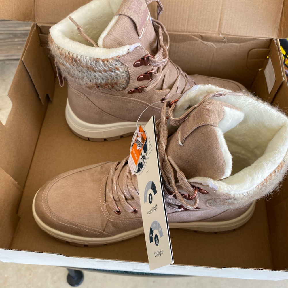 Roxy boots NWT size 8.5